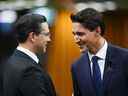 Le premier ministre Justin Trudeau et le chef conservateur Pierre Poilievre se saluent alors qu'ils se réunissent à la Chambre des communes sur la Colline du Parlement à Ottawa le jeudi 15 septembre 2022. 