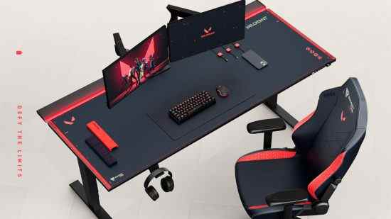 La collection Secretlab Valorant, comprenant une chaise de jeu avec son copain pistolet et un bureau de jeu avec deux moniteurs, un clavier et une souris sur le dessus