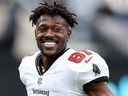 Antonio Brown des Buccaneers de Tampa Bay s'échauffe avant le match contre les Jets de New York au MetLife Stadium le 02 janvier 2022 à East Rutherford, New Jersey.