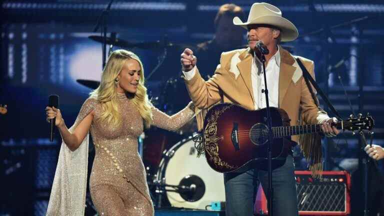 Alan Jackson recevra un prix pour l'ensemble de ses réalisations et un hommage aux CMA Awards Les plus populaires doivent être lus
	
	
