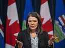 La première ministre de l'Alberta, Danielle Smith, tient sa première conférence de presse à Edmonton, le mardi 11 octobre 2022. La première ministre de l'Alberta, Danielle Smith, dit qu'elle s'excuse pour ce qu'elle appelle 
