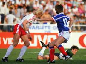 Paul Dolan (gardien de but) et Ian Bridge du Canada empêchent Yannick Stopyra de France d'atteindre le ballon lors du match du groupe C de la finale de la Coupe du monde de la FIFA 1986 entre le Canada et la France qui s'est tenu le 1er juin 1986 au Camp Nou, à Leon, au Mexique.  La France a remporté le match 1-0.