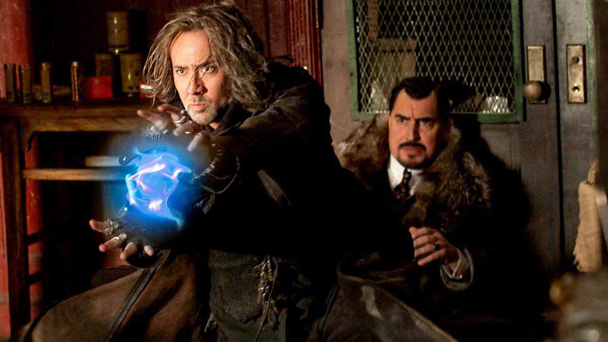 Balthazar (Nicolas Cage) lance un sort tout en défendant Horvath (Alfred Molina) dans L'apprenti sorcier.