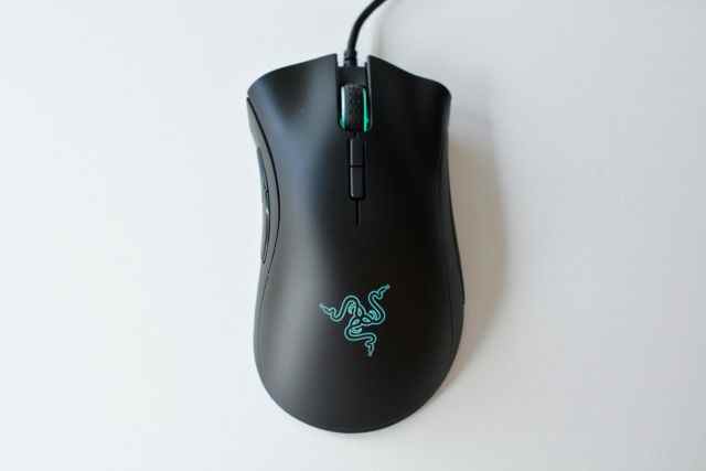 La souris de jeu Razer Deathadder.