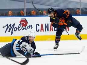 Ethan Bear (74 ans) des Oilers d'Edmonton dépasse Josh Morrissey (44 ans) des Jets de Winnipeg au cours de la troisième période des séries éliminatoires de la division Nord de la LNH à Rogers Place à Edmonton, le mercredi 19 mai 2021. Photo : Ian Kucerak