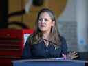 La vice-première ministre Chrystia Freeland s'exprimant lors d'une conférence de presse à Bison Transport à Calgary.