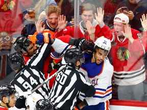 Chicago, Illinois, États-Unis ;  L'ailier gauche des Blackhawks de Chicago Jujhar Khaira (16) et l'ailier gauche des Oilers d'Edmonton Evander Kane (91) se battent au cours de la deuxième période le jeudi 27 octobre 2022 au United Center.  Mike Dinovo / USA AUJOURD'HUI Sports