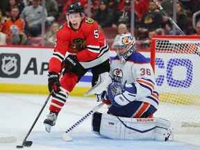 Connor Murphy # 5 des Blackhawks de Chicago tire au but contre Jack Campbell # 36 des Oilers d'Edmonton lors de la deuxième période au United Center le 27 octobre 2022 à Chicago, Illinois.