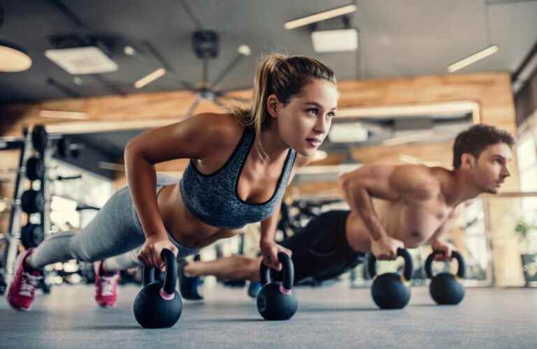 Cet entraînement killer kettlebell utilise seulement 4 mouvements pour sculpter votre corps