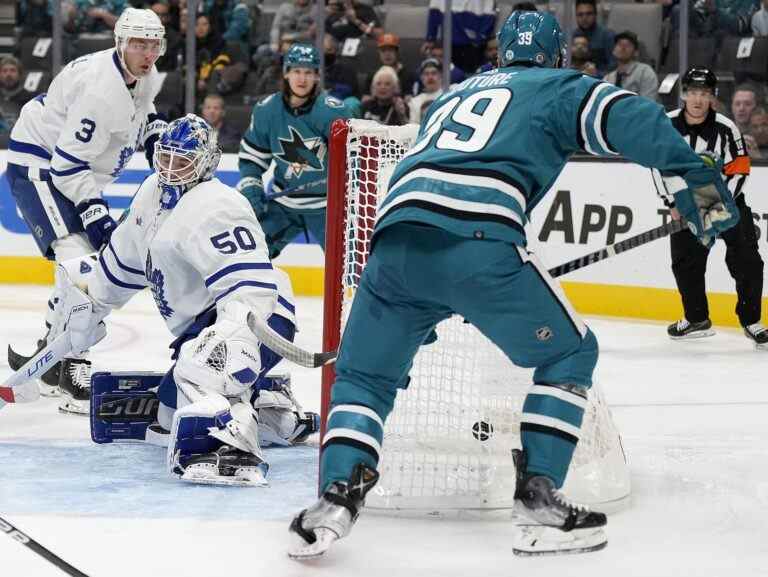 Les inquiétudes de Keefe grandissent alors que les Leafs perdent en OT face à des Sharks battus