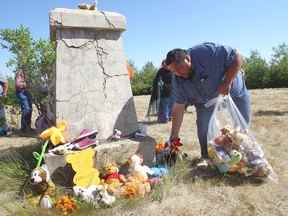 Un hommage aux victimes du système des pensionnats de la Nation Siksika.