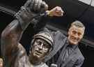 Borje Salming, légende des Maple Leafs de Toronto, au Maple Leaf Square.  à l'extérieur de l'ACC à Toronto, en Ontario.  pour le dévoilement de leurs statues de bronze qui seront ajoutées à Legends Row le samedi 12 septembre 2015. 