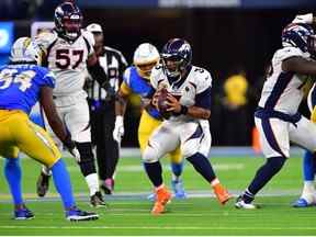 17 octobre 2022 ;  Inglewood, Californie, États-Unis ;  Le quart-arrière des Broncos de Denver Russell Wilson (3) dirige le ballon contre les Chargers de Los Angeles au cours de la seconde mi-temps au SoFi Stadium.