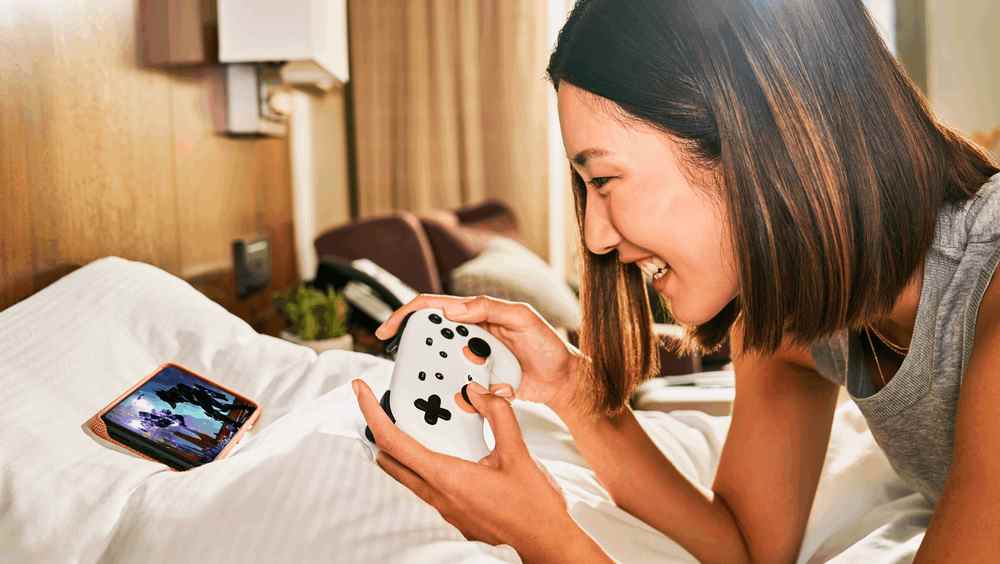 Joueur Google Stadia utilisant la manette avec son téléphone