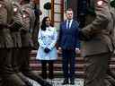 La ministre canadienne de la Défense Anita Anand et son homologue polonais Mariusz Blaszczak passent en revue la garde d'honneur lors d'une cérémonie d'accueil à Varsovie, en Pologne, le 11 octobre 2022.