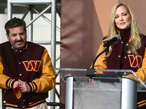 Les co-PDG et copropriétaires des commandants de Washington, Dan et Tanya Snyder, font des remarques lors de l'événement de révélation du nom de l'équipe à FedEx Field à Landover, Md., le 2 février 2022. CRÉDIT DOIT : Washington Post photo de Jonathan Newton.