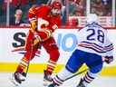 Nazem Kadri (91) des Flames de Calgary passe la rondelle contre les Oilers d'Edmonton au cours de la troisième période au Scotiabank Saddledome. 