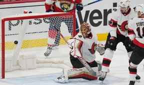 Le gardien de but des Sénateurs d'Ottawa Anton Forsberg (31 ans) revient sur un but marqué par le défenseur des Panthers de la Floride Brandon Montour (62 ans) pour donner aux Panthers une avance de 4-3 en troisième période au FLA Live Arena.