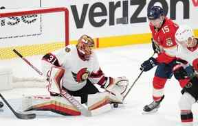 Le gardien de but des Sénateurs d'Ottawa Anton Forsberg (31) effectue un arrêt alors que le centre des Panthers de la Floride Anton Lundell (15) suit le jeu en première période au FLA Live Arena.