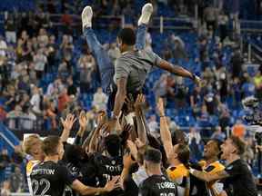 Les joueurs du CF Montréal lancent l'entraîneur-chef Wilfried Nancy dans les airs après un match nul 2-2 avec le Columbus Crew devant une foule à guichets fermés au Stade Saputo qui a décroché une place en séries éliminatoires de la MLS pour l'équipe le 9 septembre 2022.