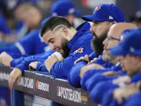 Un Alek Manoahof abattu des Blue Jays regarde depuis l'abri des joueurs lors de la deuxième manche hier après avoir repéré les Mariners une avance de 3-0 lors du premier match no 1 au Rogers Centre.