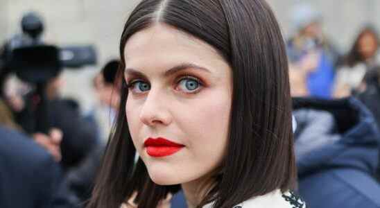 Alexandra Daddario devient effrontée dans une nouvelle photo de réflexion miroir de Paris