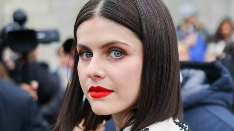 Alexandra Daddario devient effrontée dans une nouvelle photo de réflexion miroir de Paris
