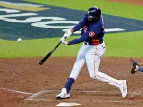 Le voltigeur gauche des Astros Yordan Alvarez frappe un circuit de deux points contre les Mariners lors de la sixième manche du deuxième match de l'ALDS au Minute Maid Park de Houston, le jeudi 13 octobre 2022.