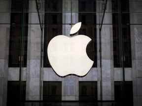 Un logo Apple dans un magasin à New York.