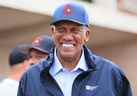 Fergie Jenkins rencontre des fans lors de l'événement caritatif de balle lente Field of Honor célébrant les Chatham Coloured All-Stars au Fergie Jenkins Field au Rotary Park de Chatham le 24 septembre. (Mark Malone/Postmedia Network)