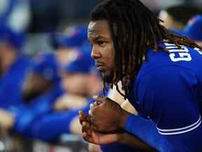 Le joueur de premier but des Blue Jays Vladimir Guerrero Jr. regarde depuis la pirogue alors qu'ils affrontent les Mariners de Seattle lors de la neuvième manche le samedi 8 octobre 2022.