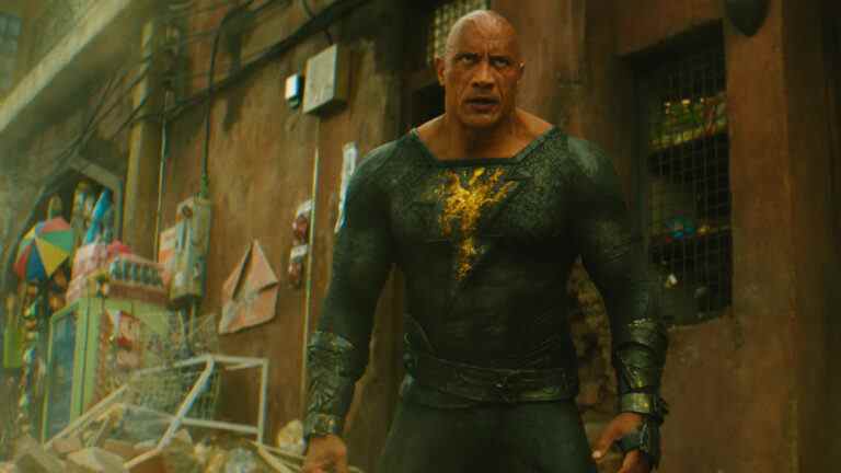 Black Adam gagne 7,6 millions de dollars lors des avant-premières du box-office du jeudi, DC et The Rock prennent un bon départ
