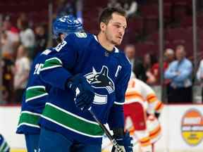 Le capitaine des Canucks Bo Horvat, photographié lors d'un échauffement d'avant-match la semaine dernière, se concentre sur son jeu sur glace tandis que les pourparlers de prolongation de contrat se poursuivent alors que la dernière saison démarre avec son plafond salarial de 5,5 millions de dollars américains.