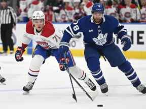 Le défenseur des Maple Leafs de Toronto TJ Brodie (78) et l'attaquant des Canadiens de Montréal Jake Evans (71) poursuivent la rondelle en action pré-saison.