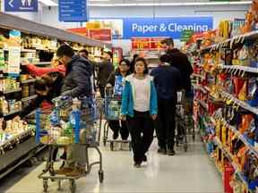 Les gens font leurs courses dans un Walmart Supercentre à Toronto, le 13 mars 2020.