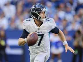 Ryan Tannehill des Titans du Tennessee tente une passe au quatrième quart contre les Colts d'Indianapolis.