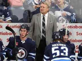 L'entraîneur-chef des Jets de Winnipeg, Rick Bowness, derrière le banc lors d'un match hors-concours de la LNH contre les Sénateurs d'Ottawa au Canada Life Centre, le mardi 27 septembre 2022.