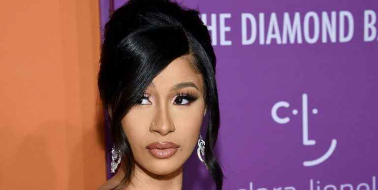 Cardi B ressemble à une princesse Disney avec des boucles rebondissantes sur les hanches