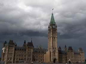 Des nuages ​​​​d'orage passent devant la Tour de la Paix et la Colline du Parlement le 18 août 2020 à Ottawa.