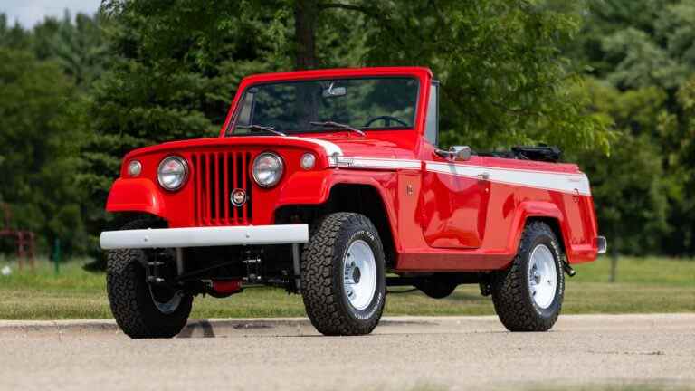 Ce 1968 Kaiser Jeep Jeepster Commando a l’air Rad en rouge