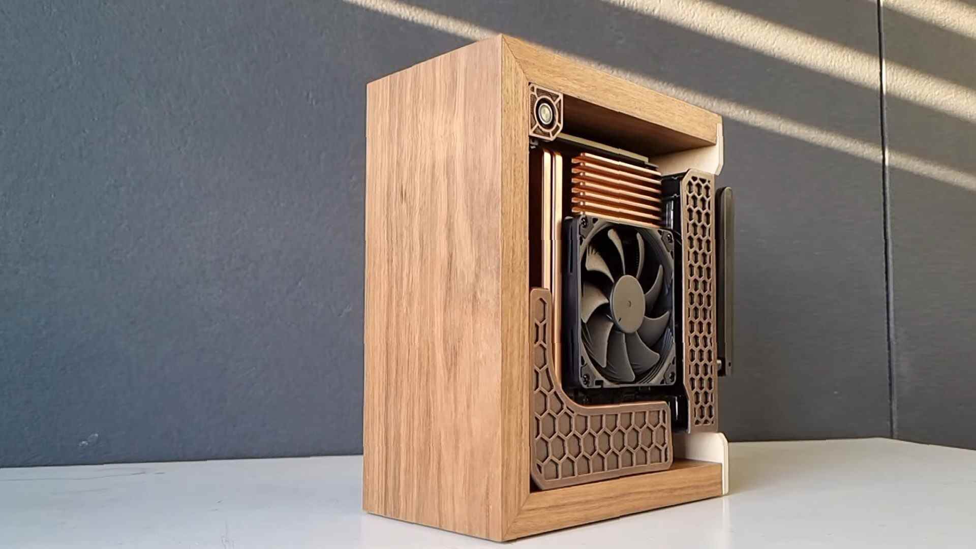 Ce PC de jeu en bois fait la moitié de la taille d'un Nvidia RTX 4090
