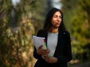 L'esthéticienne agréée Simran Bal, qui a été poursuivie en justice par son ancien employeur pour rembourser 1 900 dollars américains en formations auxquelles elle a dû assister, pose pour un portrait à Shoreline, Washington.