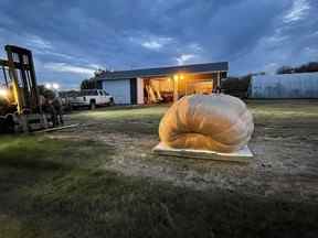 La citrouille de 2 537 livres cultivée par Donald Crews de Lloydminster pesait comme la citrouille la plus lourde au Canada et a remporté la foire de la citrouille de Smoky Lake le samedi 1er octobre.