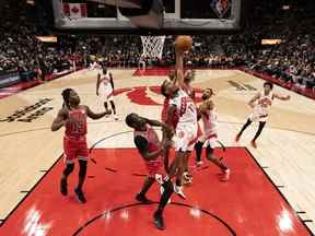 L'attaquant des Toronto Raptors Justin Champagnie (11 ans) se bat pour un rebond avec l'attaquant des Chicago Bulls Javonte Green.