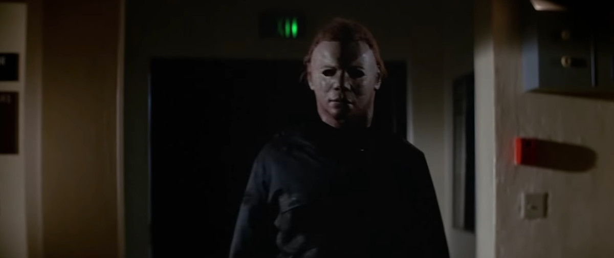 Michael Myers dans son masque de la vieille école, mais maintenant avec des cheveux plus roux, se dirige vers la caméra d'un air menaçant dans Halloween II