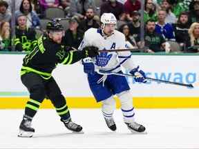 7 avril 2022 ;  Dallas, Texas, États-Unis ;  Le centre des Dallas Stars Luke Glendening (11) défend contre le centre des Maple Leafs de Toronto Auston Matthews (34) au cours de la première période au American Airlines Center.  Crédit obligatoire : Jerome Miron - USA TODAY Sports