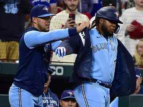 Le joueur de premier but des Blue Jays de Toronto, Vladimir Guerrero Jr., reçoit la veste bleue du lanceur Jose Berrios après avoir frappé un home run en solo contre les Cardinals de St. Louis lors de la sixième manche au Busch Stadium.  (Jeff Curry - USA TODAY Sports)