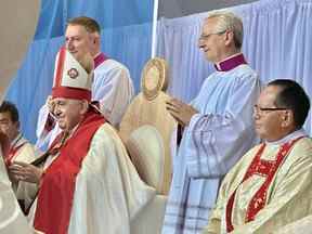 Le pape François (assis à gauche) et Rennie Nahanee (assis à droite) photographiés lors de la messe qui s'est tenue au Commonwealth Stadium à Edmonton le 26 juillet 2022.