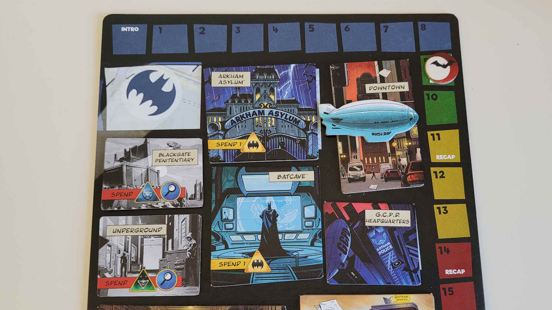 Batman : Tout le monde ment sur une table ordinaire