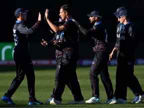 JJ Smit (C) de Namibie célèbre un guichet avec ses coéquipiers lors du match de cricket de la Coupe du monde 2022 pour hommes de l'ICC entre la Namibie et les Pays-Bas au parc Kardinia à Geelong le 18 octobre 2022.